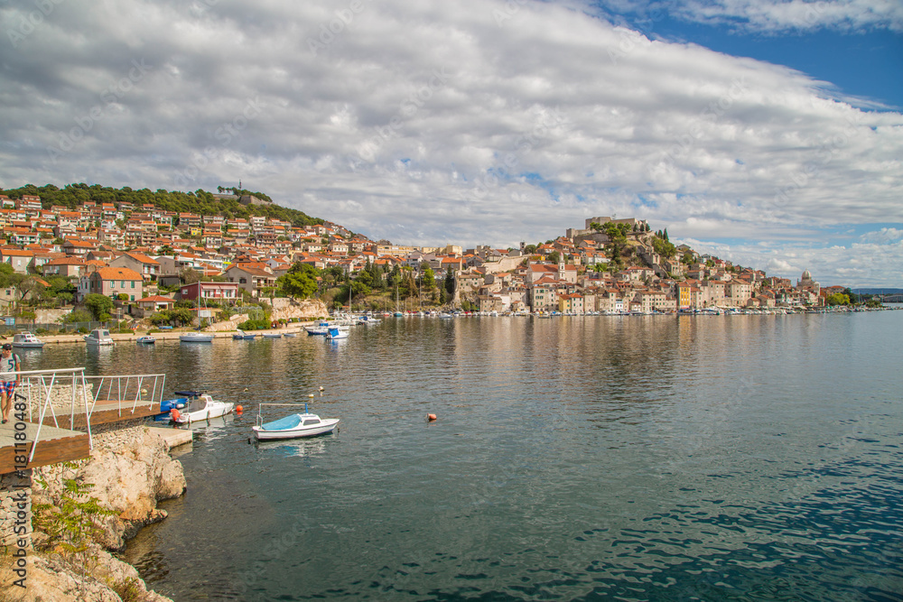 Panorama der Küstenstadt Sibenik in Dalmatien, Kroatien