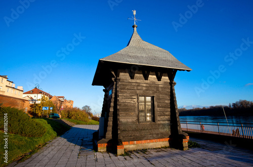 Zabytkowy limnigraf na bulwarze nad Wisłą, Toruń, Polska  photo