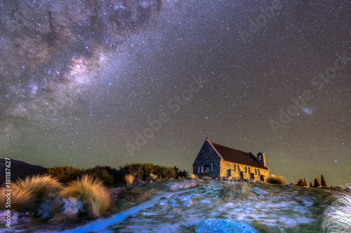 Foto The Milky Way  Over Church of the Good Shepherd, Lake Tekapo, South Island New Z