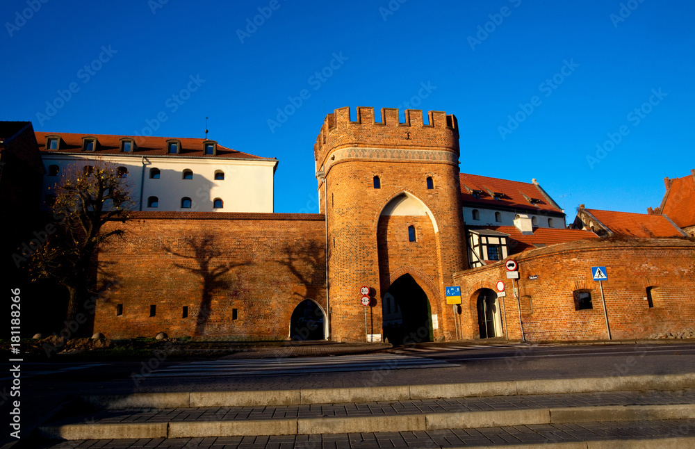 Brama Mostowa przy murach obronnych Starego Miasta, Toruń, Polska