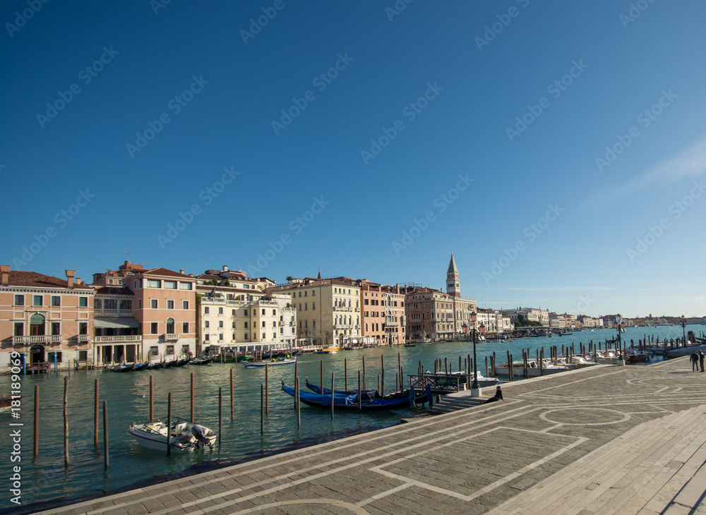 Obraz premium Gandola waiting for a rider at Venice,Italy