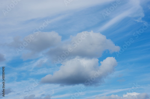 Fototapeta Naklejka Na Ścianę i Meble -  Spezielle Wolken Zwillinge vor blauem Himmel, fünf geben