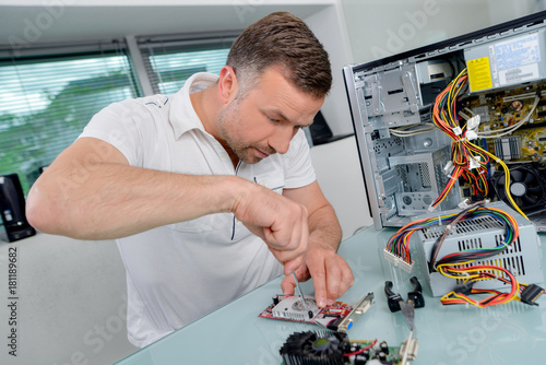 Quadro em tela Man working on dismantled electronic device