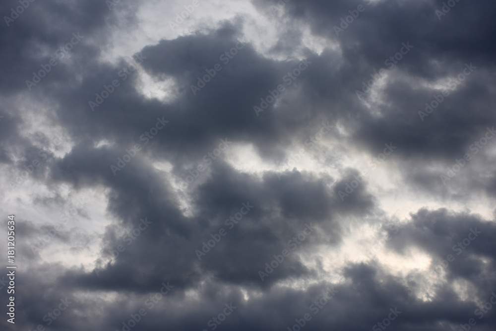 Fototapeta premium 空と灰色の雲「雲の風景」(雲の掲示板、文字入れスペース、タイトルスペースなど)