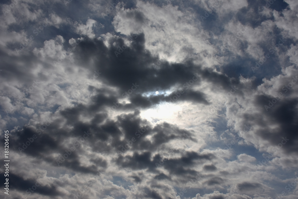 雲から透けて見える太陽「雲の風景」（静かに時が流れる、時間がたつ、経過、未来は彼方になどのイメージ）