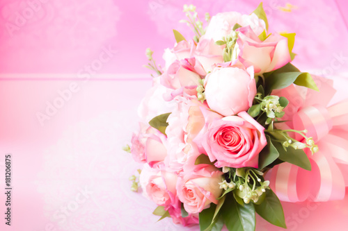 Defocus floral background with pink roses © flyalone