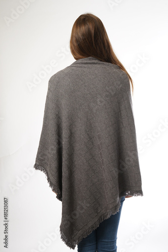 Fotografia beautiful girl in a gray poncho on a white background