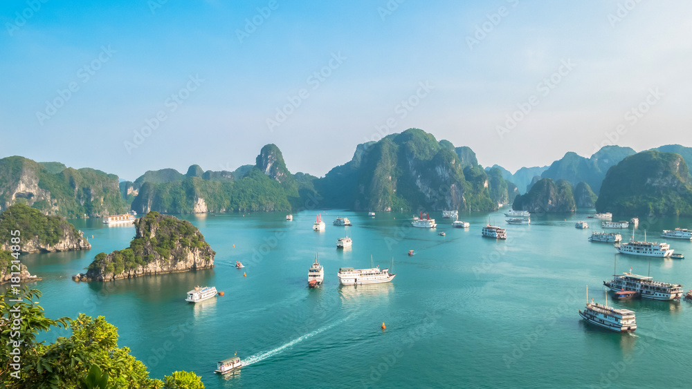 Obraz premium Piękny widok na zatokę Halong z wyspy Ti Top. Zatoka Halong jest wpisana na Listę Światowego Dziedzictwa UNESCO, jest pięknym cudem przyrody w północnym Wietnamie w pobliżu granicy z Chinami.