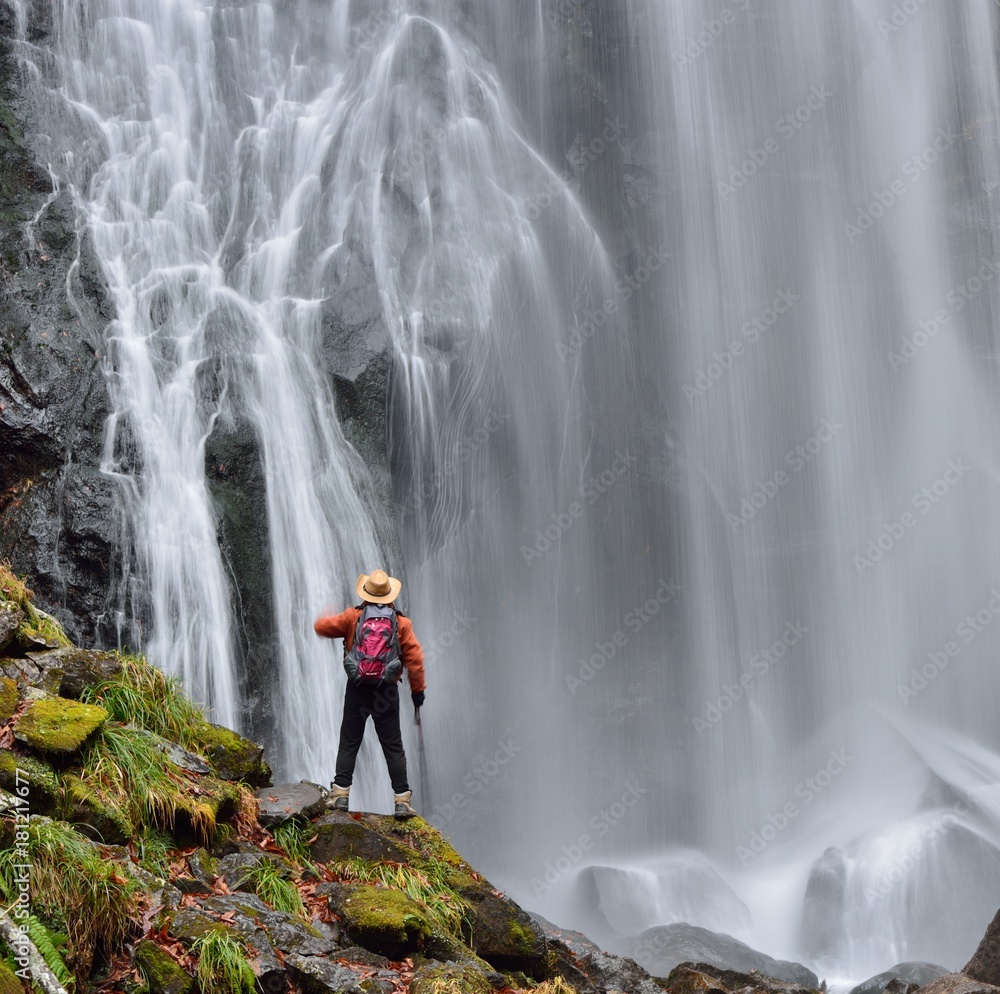 Obraz premium 滝の渓谷を歩く