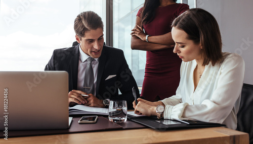 Foto Boss dictating to assistant at office