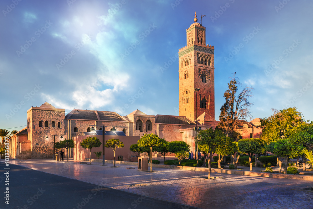 Obraz premium Meczet Kutubijja znajduje się w dzielnicy medyny w Marrakeszu, Maroko