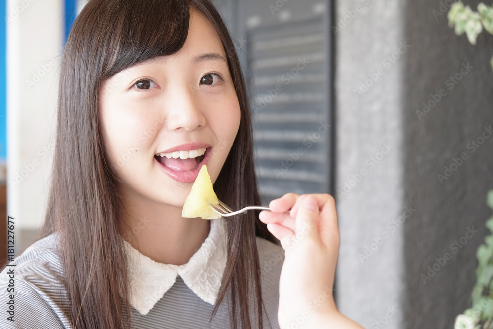 オシャレなカフェでケーキを食べる清楚系女の子二人 Stock Photo Adobe Stock