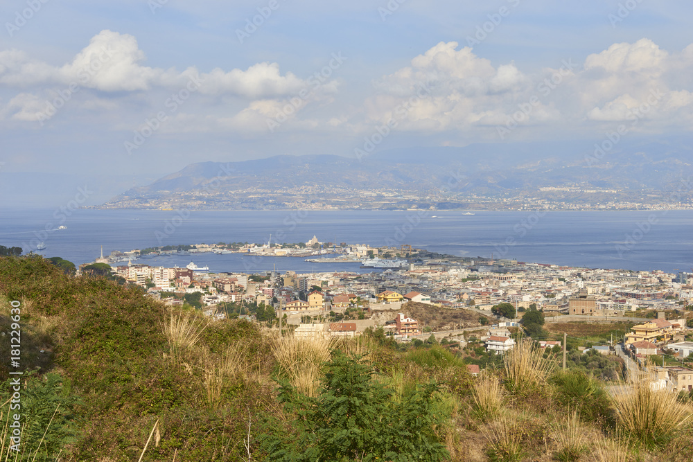 Porto di Messina in Sicilia con la Calabria sullo sfondo