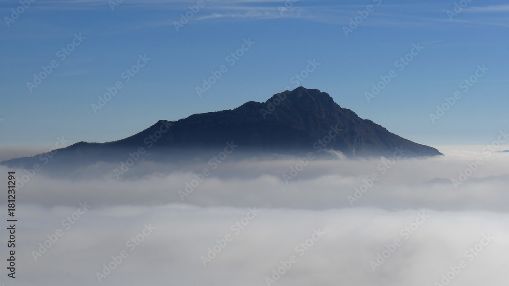 Nuvole e nebbia in montagna