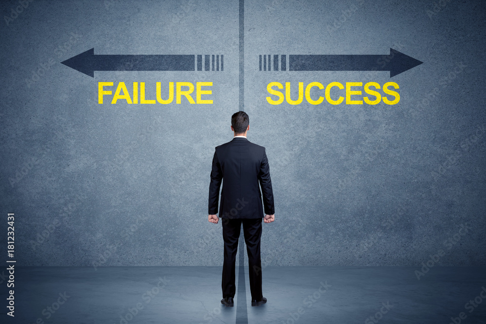 Obraz premium Businessman standing in front of success and failure arrow concept