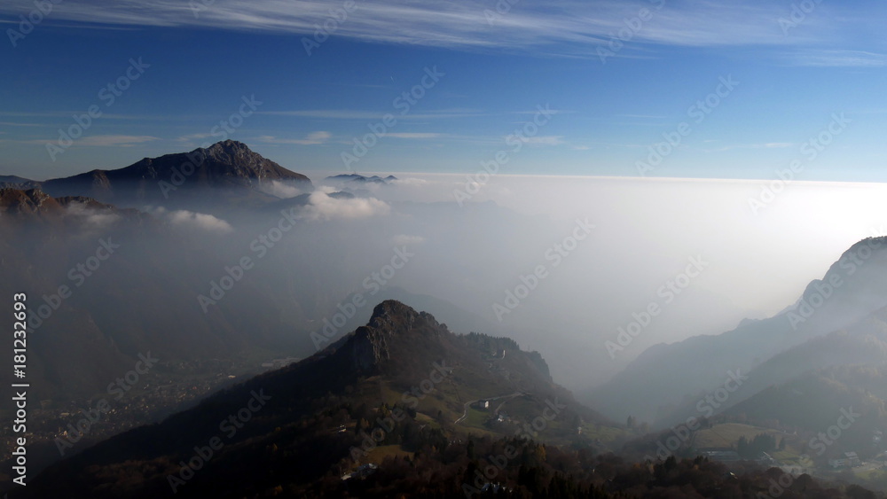 Panorama invernale dalla Grigna sulla nebbia della pianura