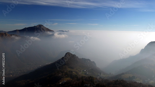 Panorama invernale dalla Grigna sulla nebbia della pianura