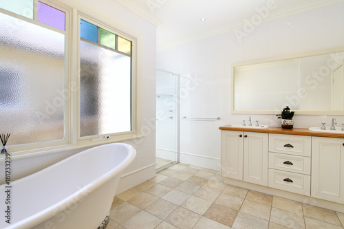 Fototapeta Naklejka Na Ścianę i Meble -  Spacious bathroom, clean, beautiful, luxurious, bright room