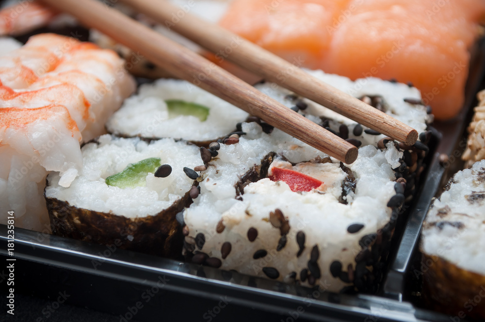 assortiment de sushis et makis assortiment de sushis et makis