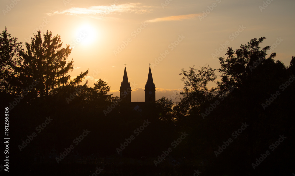 Obraz premium Contour of a church in sunset