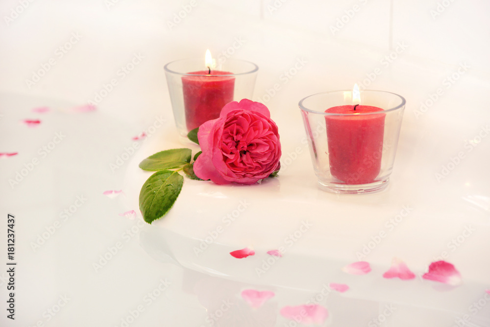 Wellness, Spa, Badewanne, Kerzen, Rose, Rosenblätter, Textraum, copy space  Stock Photo | Adobe Stock