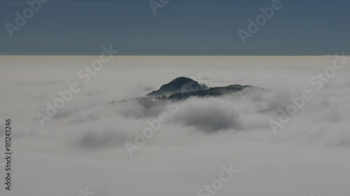 Cielo con nebbia e nuvole in time lapse photo