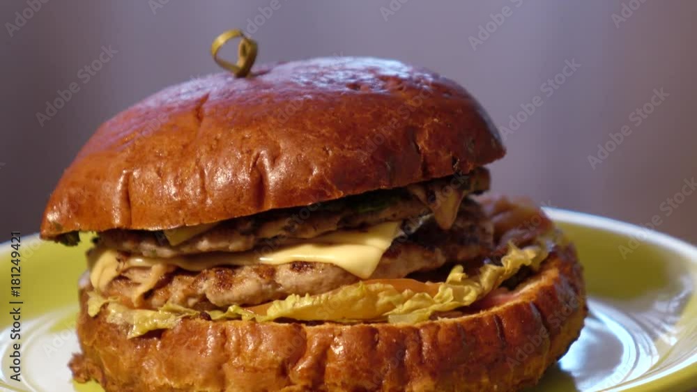 Burger the green plate in a circular motion. Burger the green plate in a circular motion.