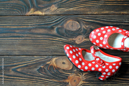 Kobiece czerwone buty w kropki