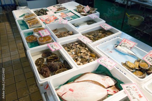Fototapeta Naklejka Na Ścianę i Meble -  札幌卸売市場 場外市場の新鮮な魚介類