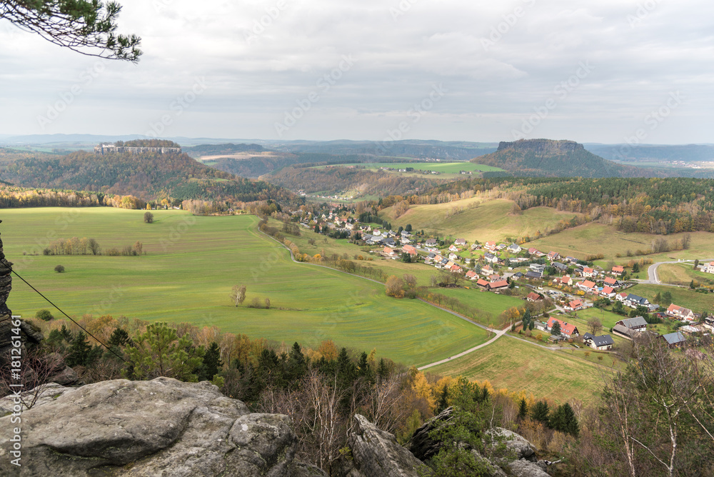 Blick vom Pfaffenstein bei Pfaffendorf Region Königsstein, Links Festung Königsstein, rechts der Lilienstein, unten Pfaffendorf - Sächsische Schweiz