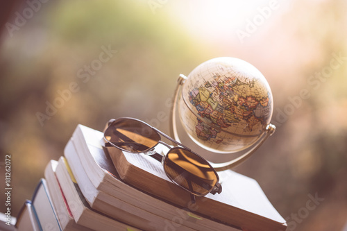 Foto Globus, Stapel Bücher und Sonnenbrille, draußen, Weltreise