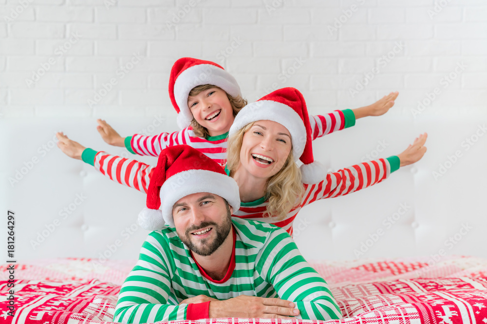 Obraz premium Happy family in Christmas eve