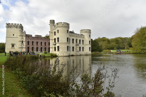 Le château de Bouchout sous un ciel gris baignant dans l'étang principal du Jardin Botanique National de Belgique à Meise