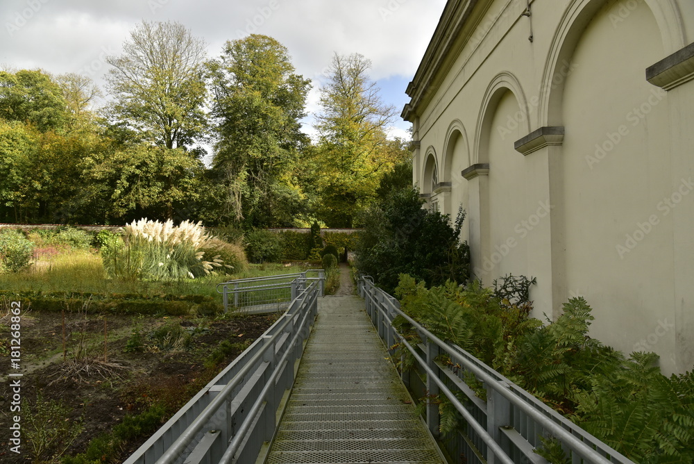 Rampe d'accès à l'orangerie par derrière à son jardin ,au Jardin Botanique National de Belgique à Meise