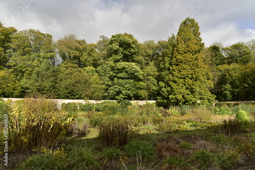 Le petit jardin de l'Orangerie en automne entouré d'un mur d'enceinte ,au Jardin Botanique National de Belgique à Meise