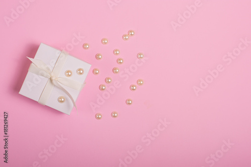 Gift box on a pink background © Tinatin