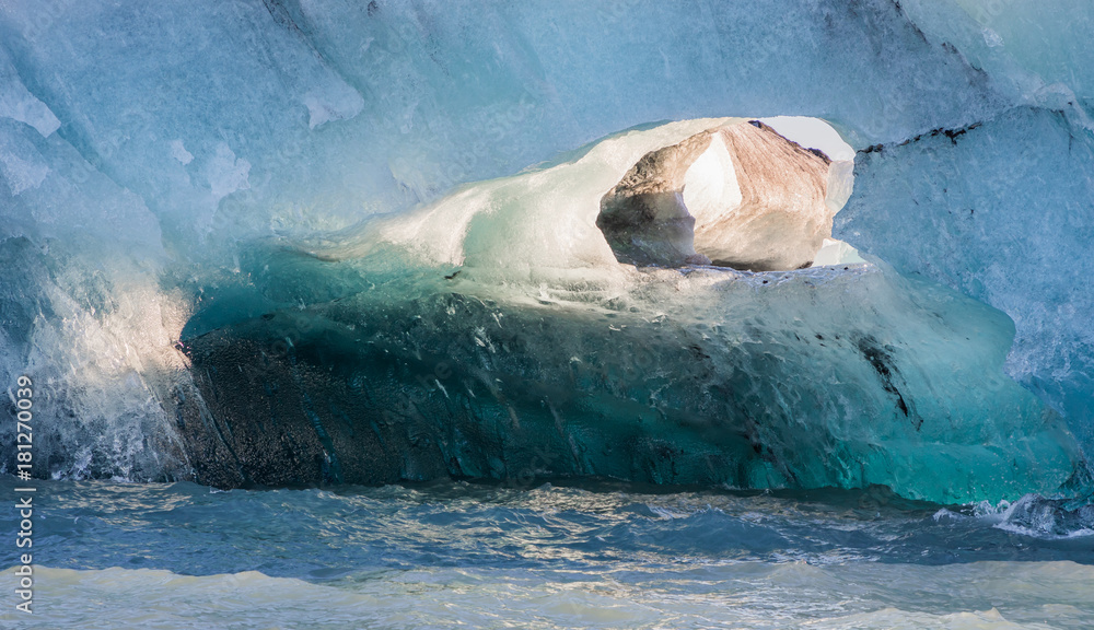 Obraz premium Beautiful landscape with glacial icebergs in Jokulsarlon glacier lagoon, Iceland