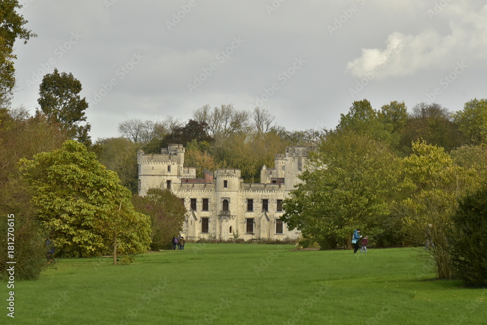 Le château en style médiéval de Bouchout en pleine nature ,vu depuis le bout du parc en automne ,au Jardin Botanique National de Belgique à Meise