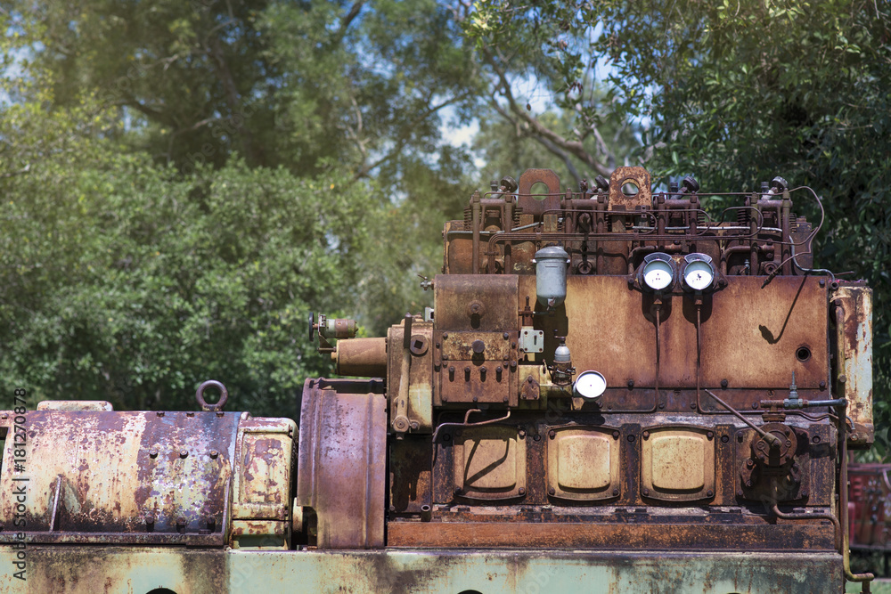Large rust engine Has not been used for a long time.