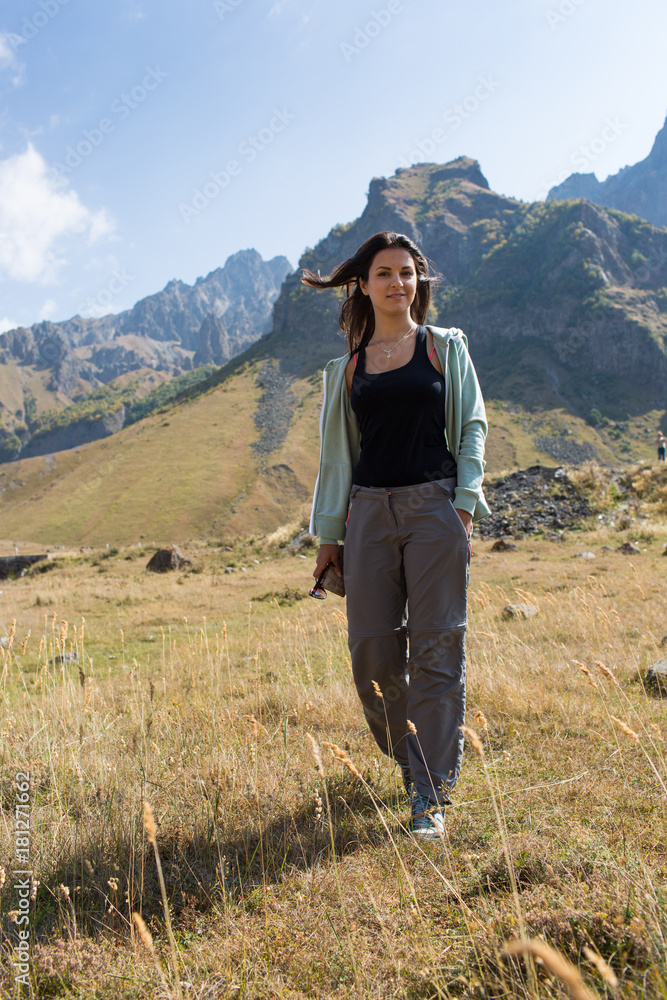 Naklejka premium woman admires the view of the mountains