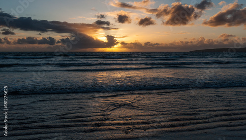 Tableau sur toile Beach sunset and gentile ocean waves in golden light
