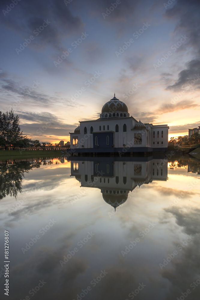 Obraz premium Reflection of the mosque with a nice sky background on sunset / sunrise view