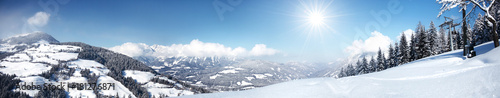 Schöne Winterlandschaft mit Bergen im Hintergrund © Thaut Images