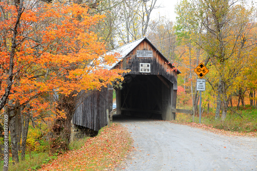 Bilde på lerret Historic covered bridge in rural Vermont