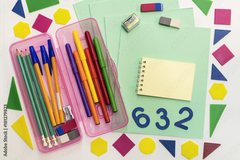 Naklejka premium A pencil case, pens, pencils, notebook, notebooks lie on the table.