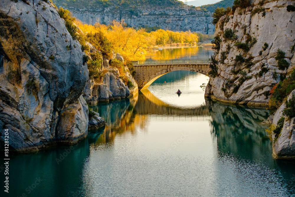 Les Gorges du Verdon, lac de Quinson en automne. France, Provence.