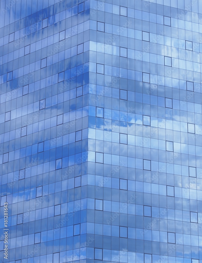 Hochhaus - Wolken spiegeln sich in Glasfassade Hochhaus - Wolken spiegeln sich in Glasfassade