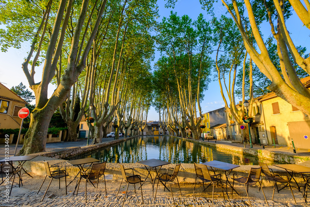 Village de Cucuron, Provence, France. Vue sur la place de l'Etange. en été.