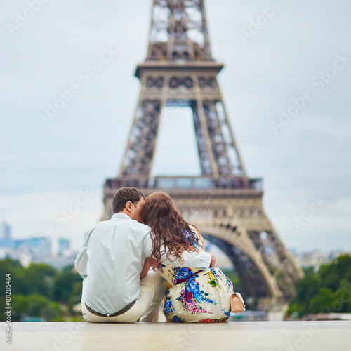 Happy couple near the Eiffel tower © Ekaterina Pokrovsky