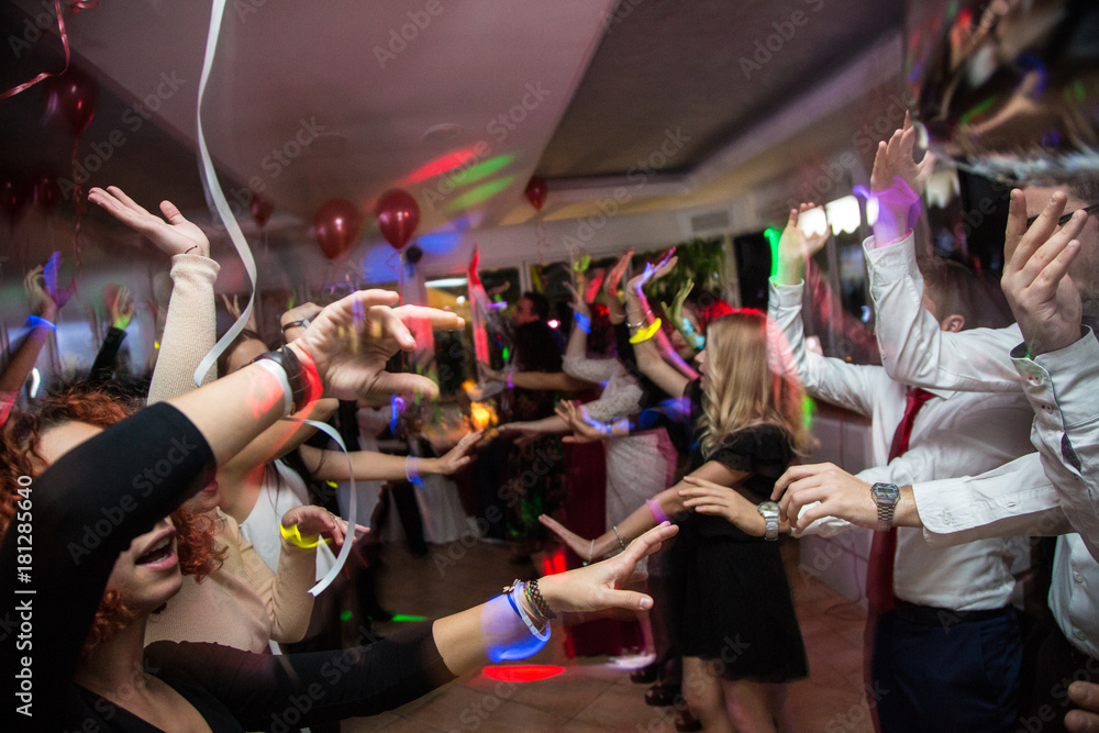 Persone che ballano durante una festa - obrazy, fototapety, plakaty 